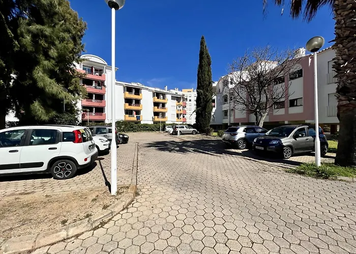 Daire Da Rocha Unique Design With Pool By Homing